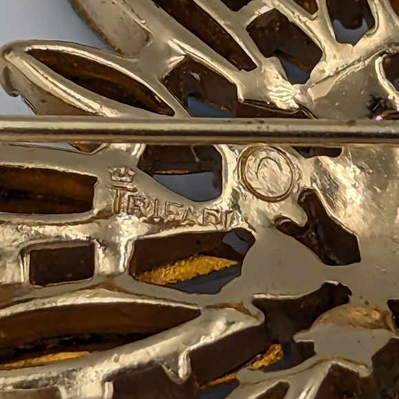 Rare Crown Trifari Gold Tone Blue & Opalescent Blue Rhinestones Flower Brooch - Picture 9 of 10